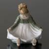 Siddende Amagerpige, Royal Copenhagen figur