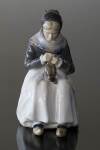 Siddende Amagerpige, Royal Copenhagen figur nr. 1021099