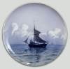 Platter med sejlskib, produceret af Royal Copenhagen