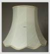 Ottekantet lampetsk�rm med buer 10 cm i h�jden betrukket med off white imiteret thai silke stof