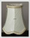 Ottekantet lampetsk�rm med buer 12 cm i h�jden betrukket med off white imiteret thai silke stof