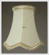 Ottekantet lampesk�rm med buer 12 cm i h�jden betrukket med off white imiteret thai silke stof