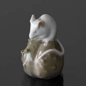 Mouse on brown Chestnut, Royal Copenhagen figurine no. 511