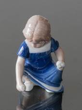 Else plukker blomster, Pige siddende på hug, Royal Copenhagen figur