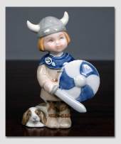Knud, Dreng der leger viking, figur i Royal Copenhagens serie af minibørn