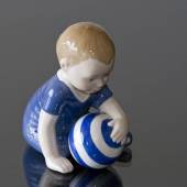 Dreng med bold, Royal Copenhagen figur