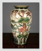 Kutani vase med vand og blomst