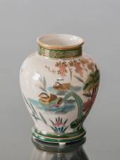 Kutani vase med vand og blomster