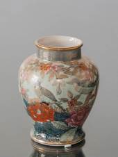 Kutani vase with bird