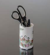 Chinese mug with ladies, for pens
