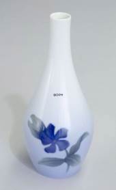 Vase med blå blomst, produceret af Royal Copenhagen