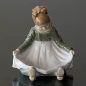 Siddende Amagerpige, Royal Copenhagen figur