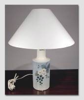 Bordlampe med blomster, produceret af Royal Copenhagen