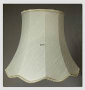 Ottekantet lampesk�rm med buer 14 cm i h�jden betrukket med off white imiteret thai silke stof