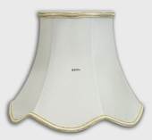 Ottekantet lampesk�rm med buer 16 cm i h�jden betrukket med off white silke