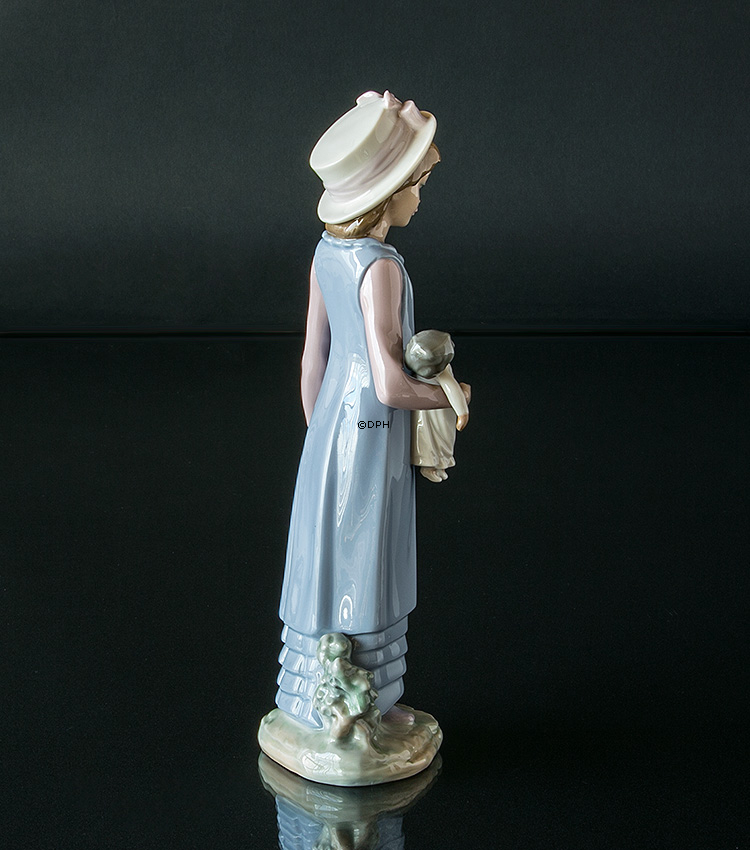 Lladro figurine Girl with Doll, Height 29 cm No. dg1036 DPH Trading