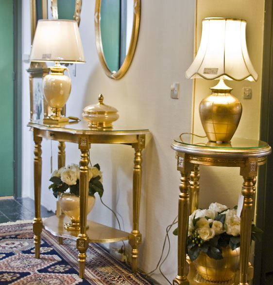 Italienske guld konsoller og guld lamper.jpg