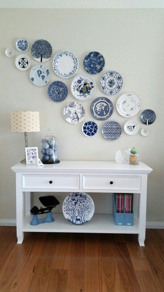 Wall decoration with plates
