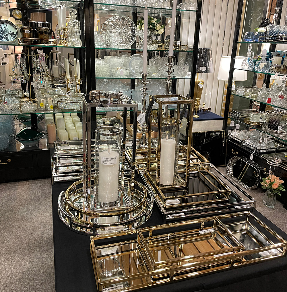 Mirrored trays and serving trays in steel and gold finish