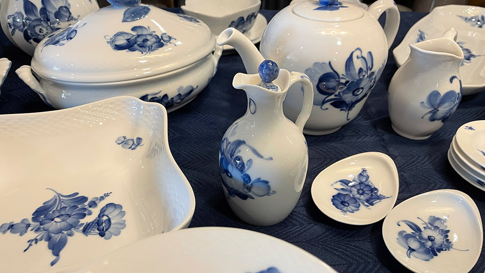 The beautiful Blue Flower tableware often comes into the shop