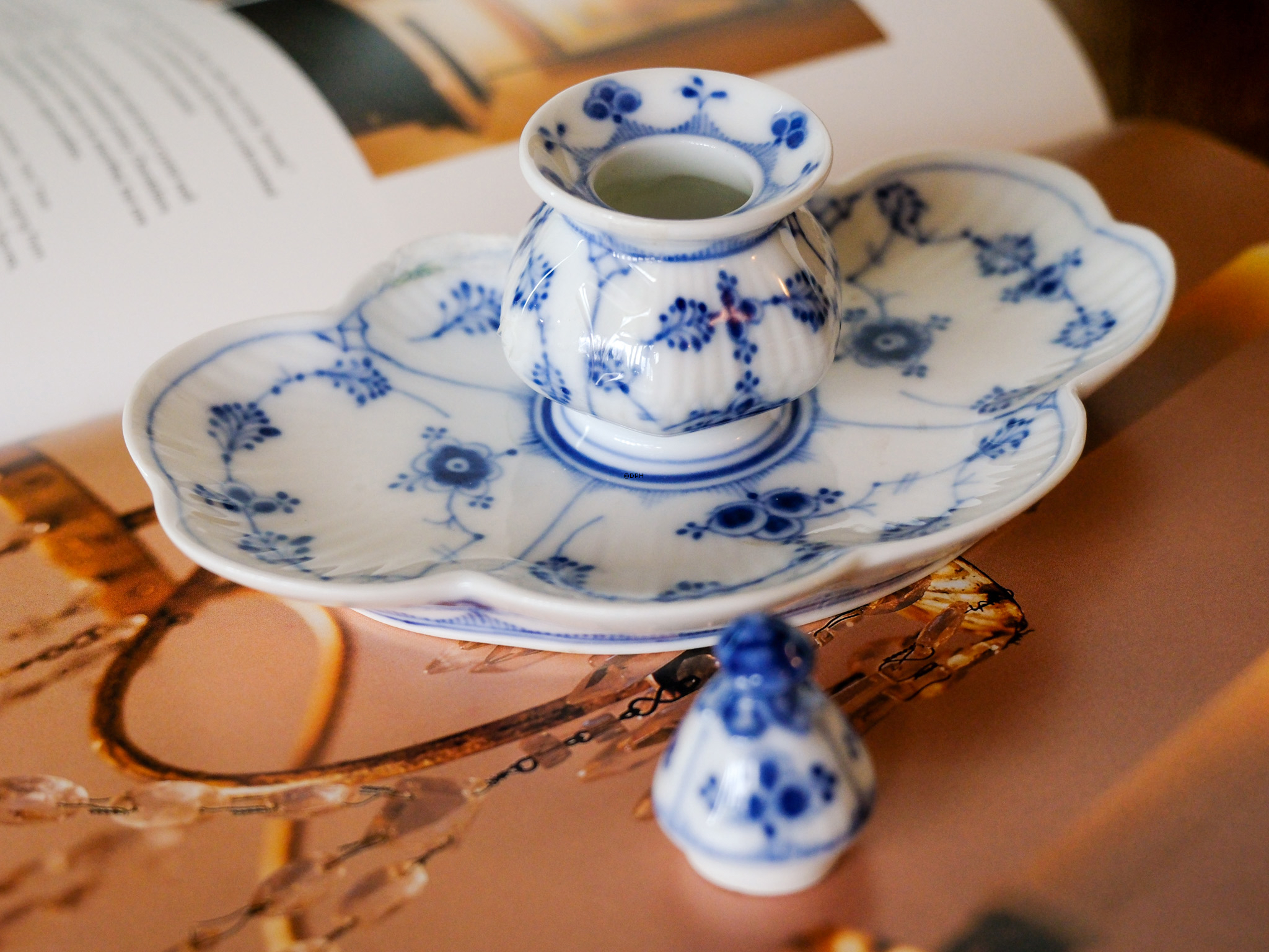 Blue Fluted, Mussel-patterned, fluted small bowl/inkwell, Royal Copenhagen no. 1/129