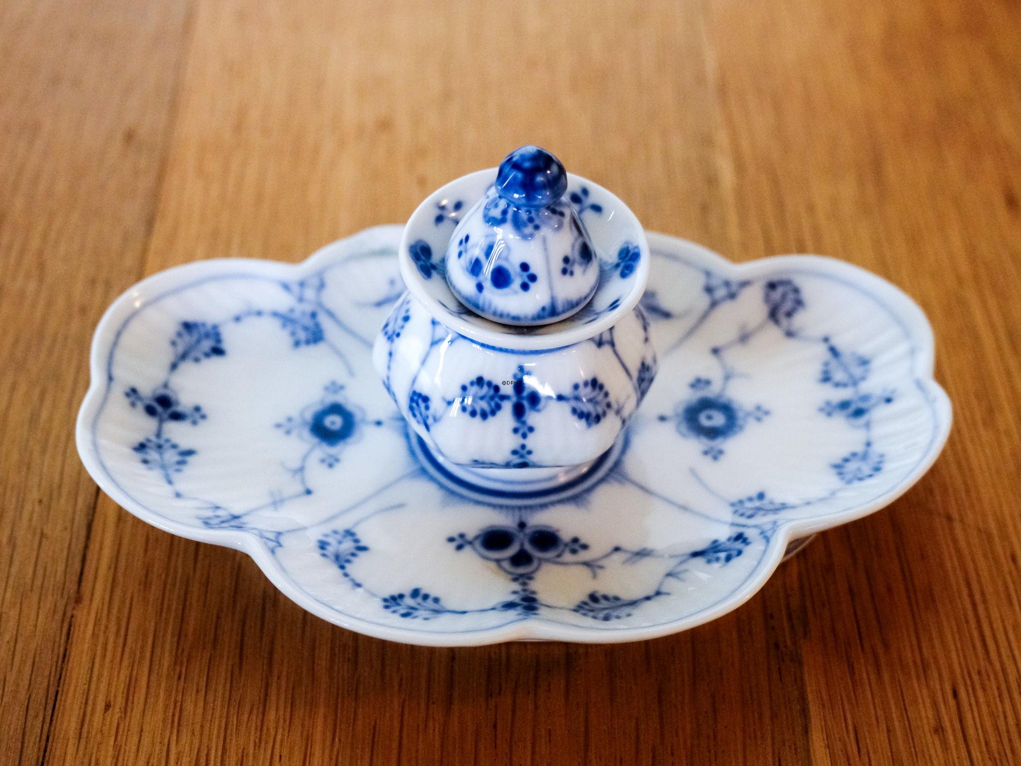 Blue Fluted, Mussel-patterned, fluted small bowl/inkwell, Royal Copenhagen no. 1/129