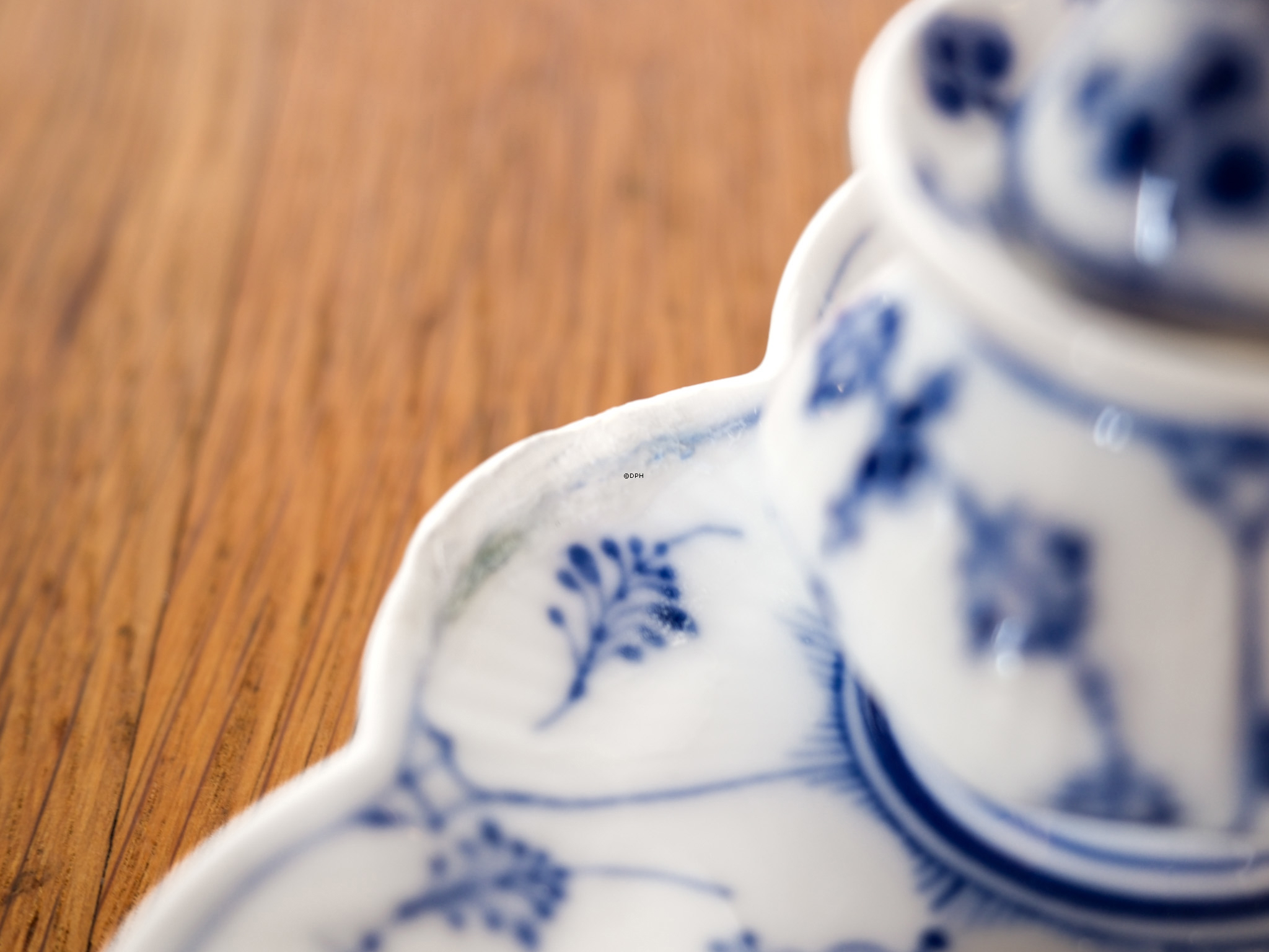 Blue Fluted, Mussel-patterned, fluted small bowl/inkwell, Royal Copenhagen no. 1/129