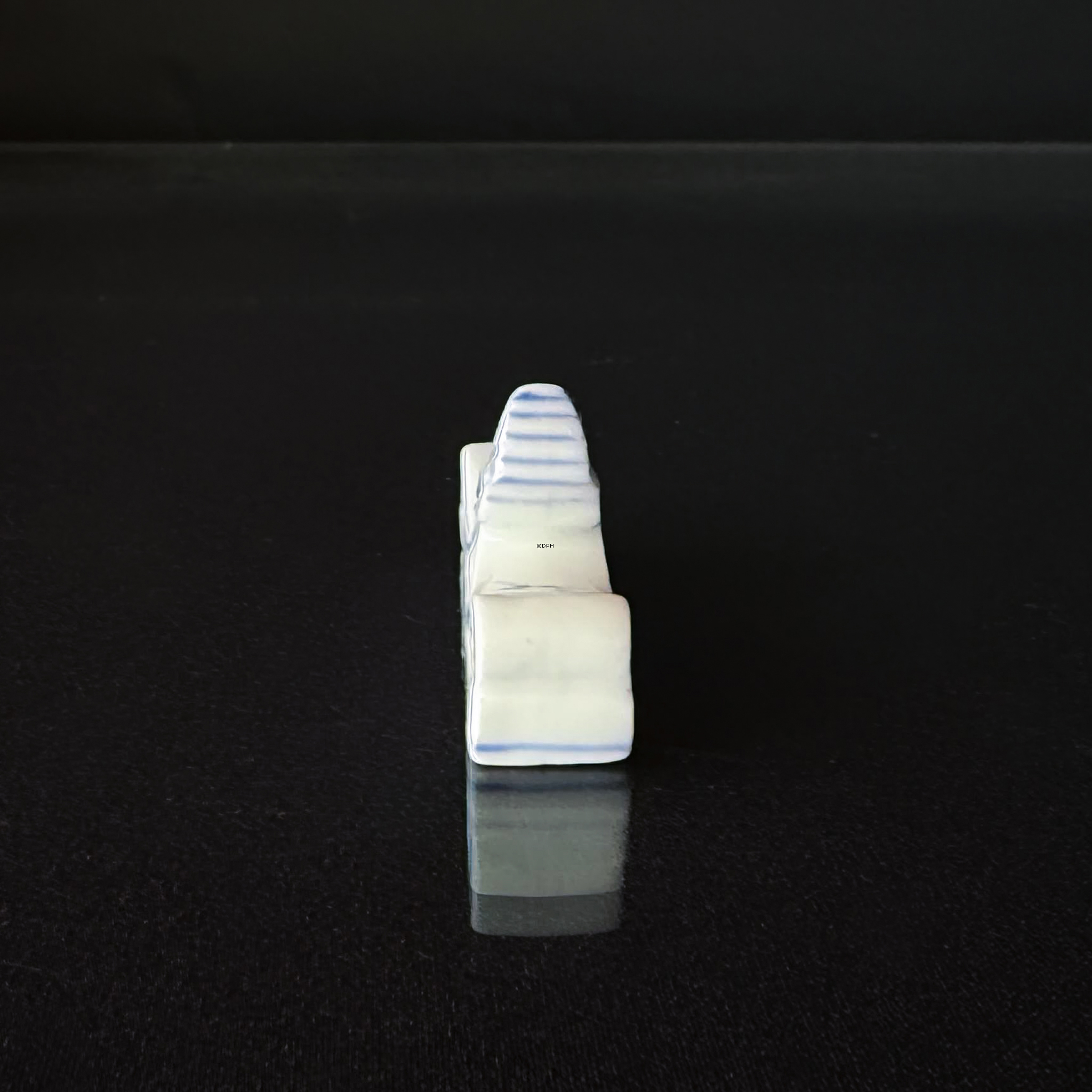 Royal Copenhagen Blue Fluted Plain knife rest no. 134, rare
