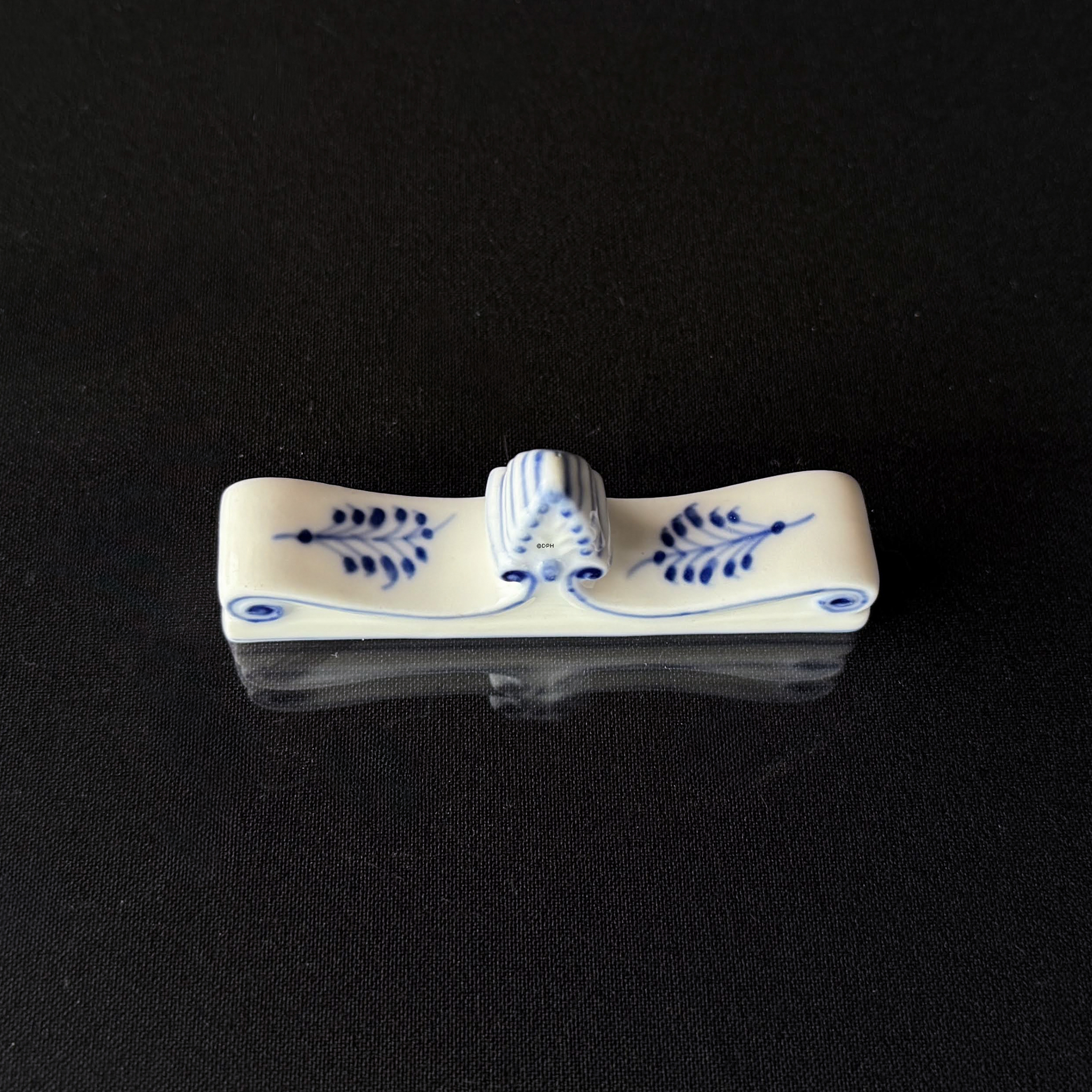 Royal Copenhagen Blue Fluted Plain knife rest no. 134, rare