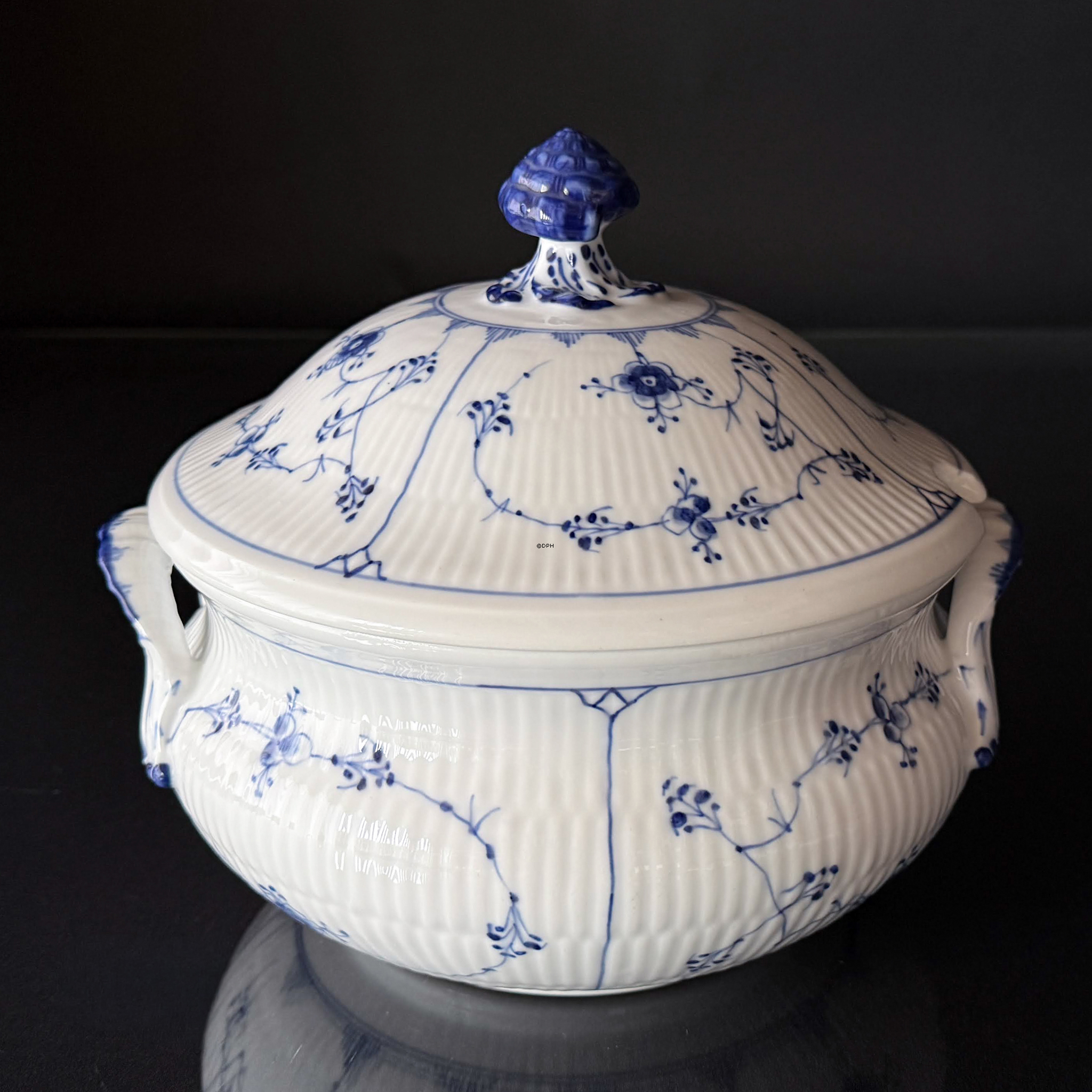 Royal Copenhagen Blue Fluted Plain large round tureen with lid and underplate, 1889-1922, with grinding mark under the lid