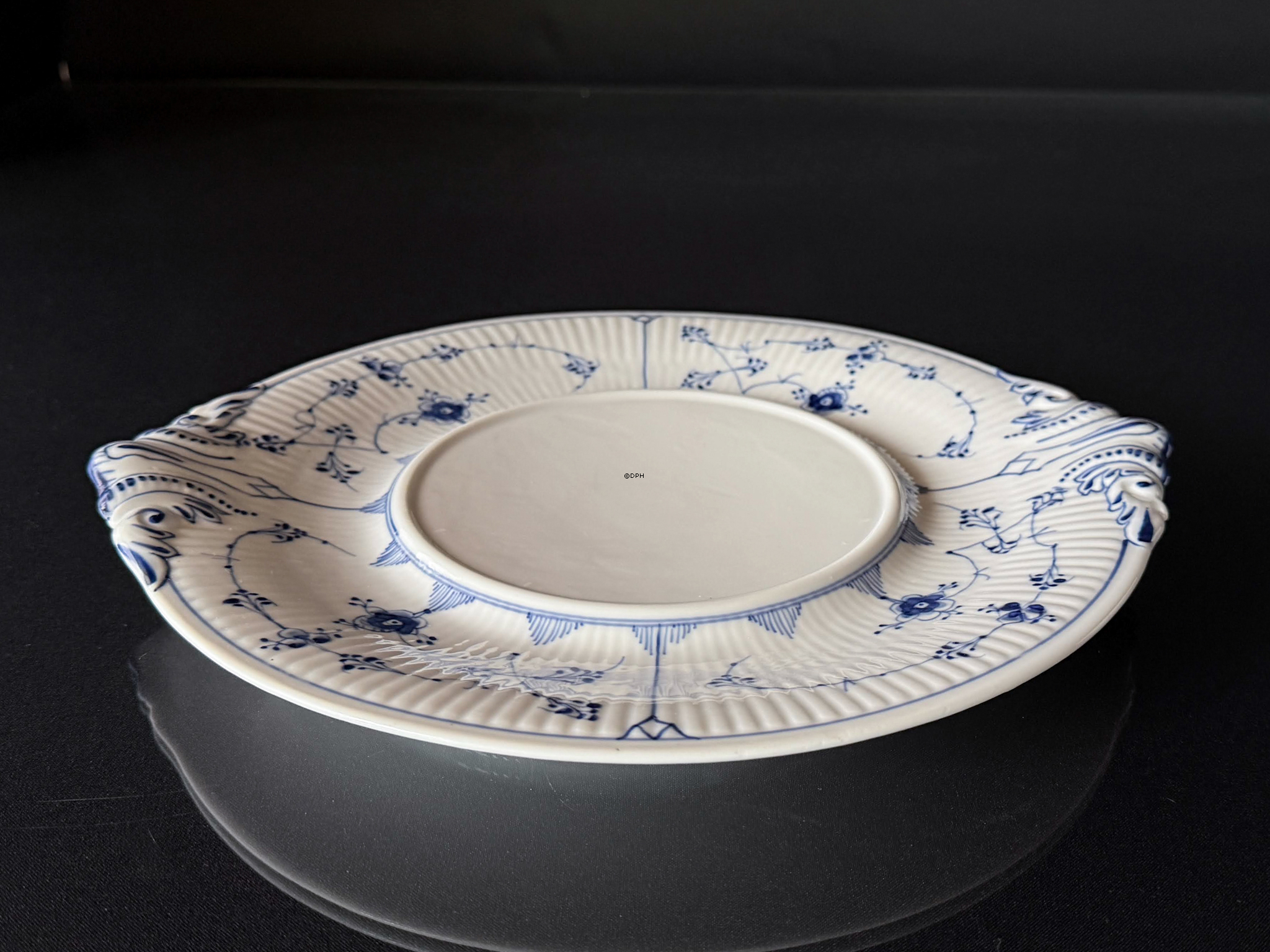 Royal Copenhagen Blue Fluted Plain large round tureen with lid and underplate, 1889-1922, with grinding mark under the lid