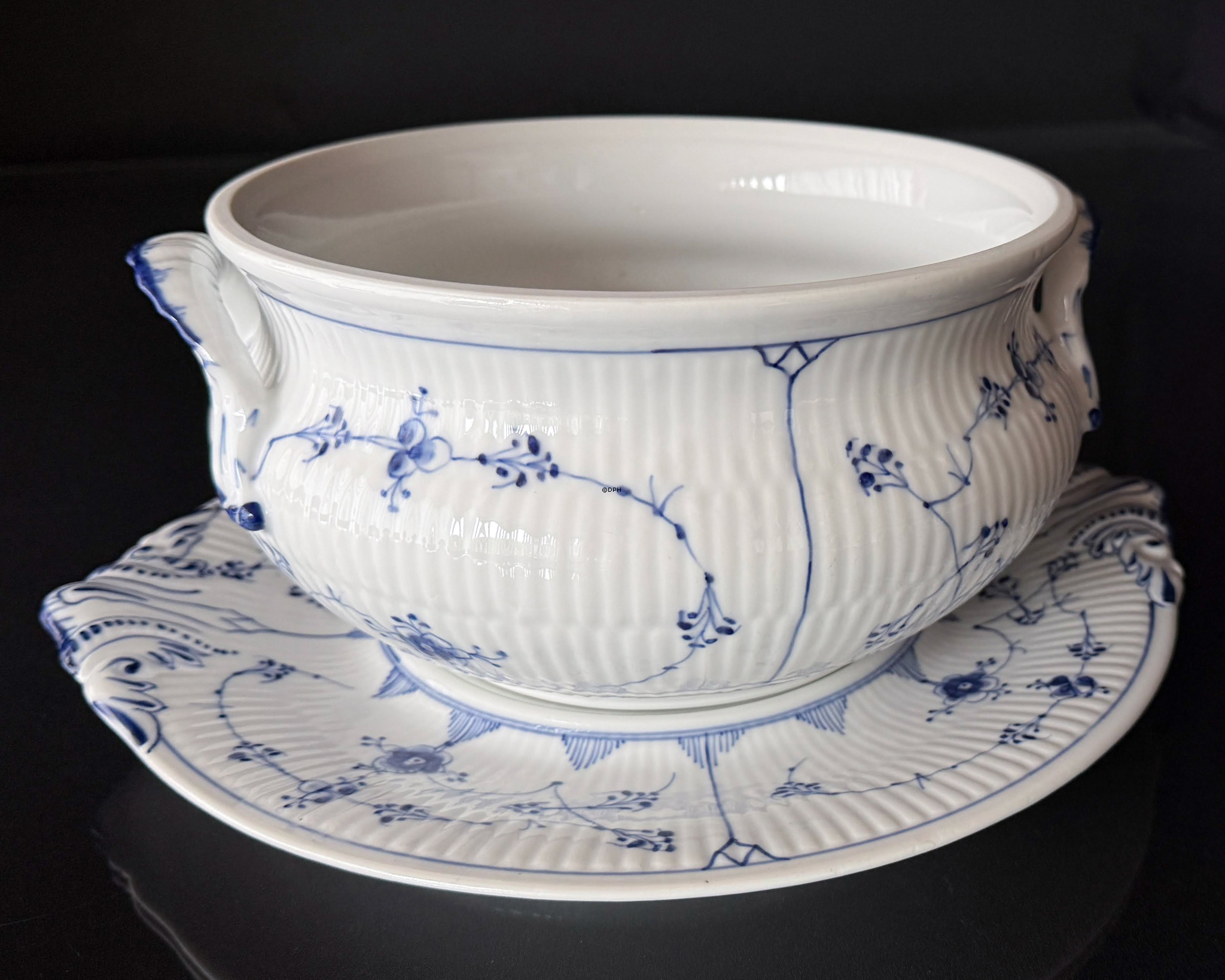 Royal Copenhagen Blue Fluted Plain large round tureen with lid and underplate, 1889-1922, with grinding mark under the lid