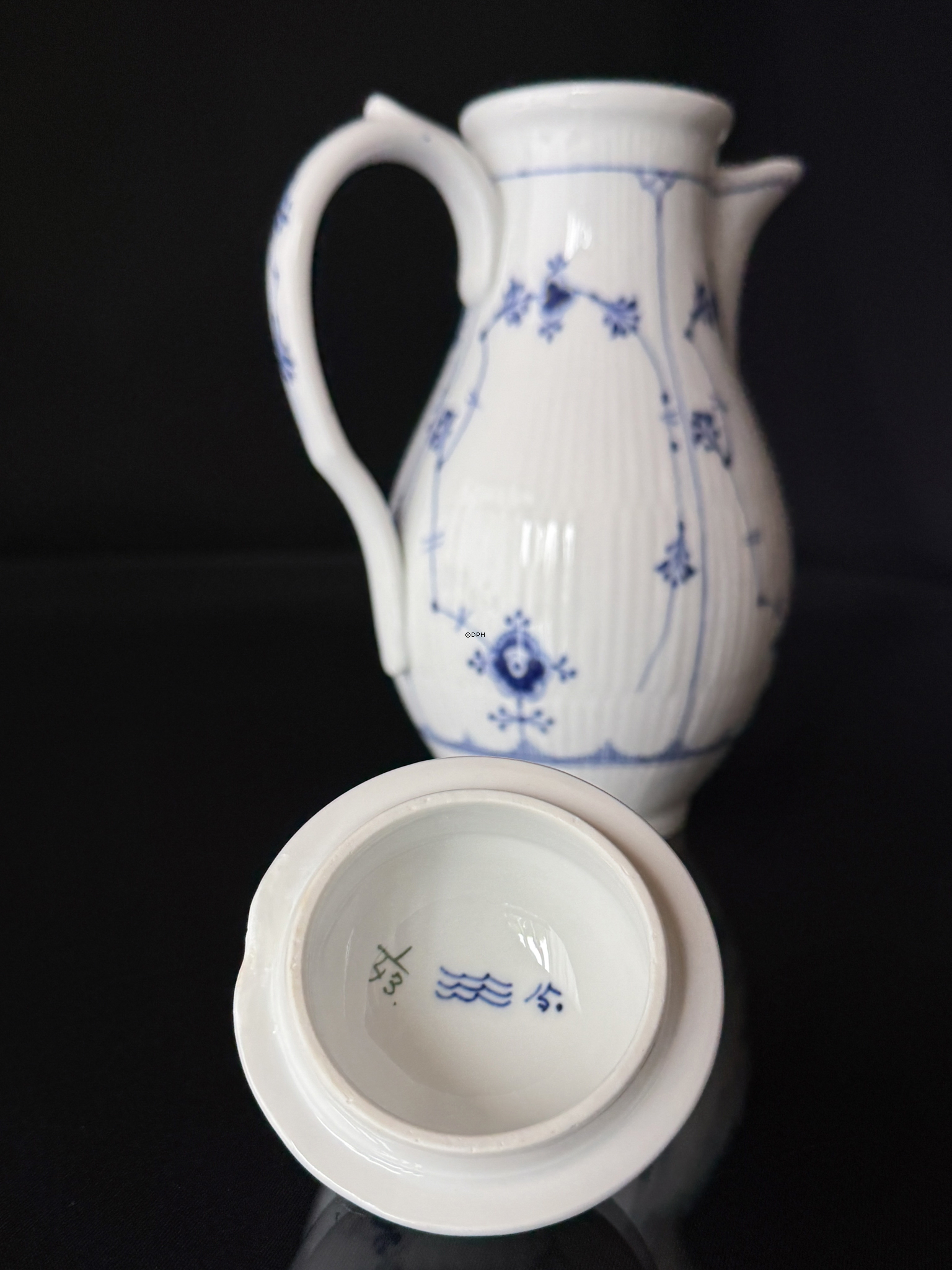 Royal Copenhagen Blue Fluted Plain jug no. 1/43, very rare, with a grinding mark on the lid