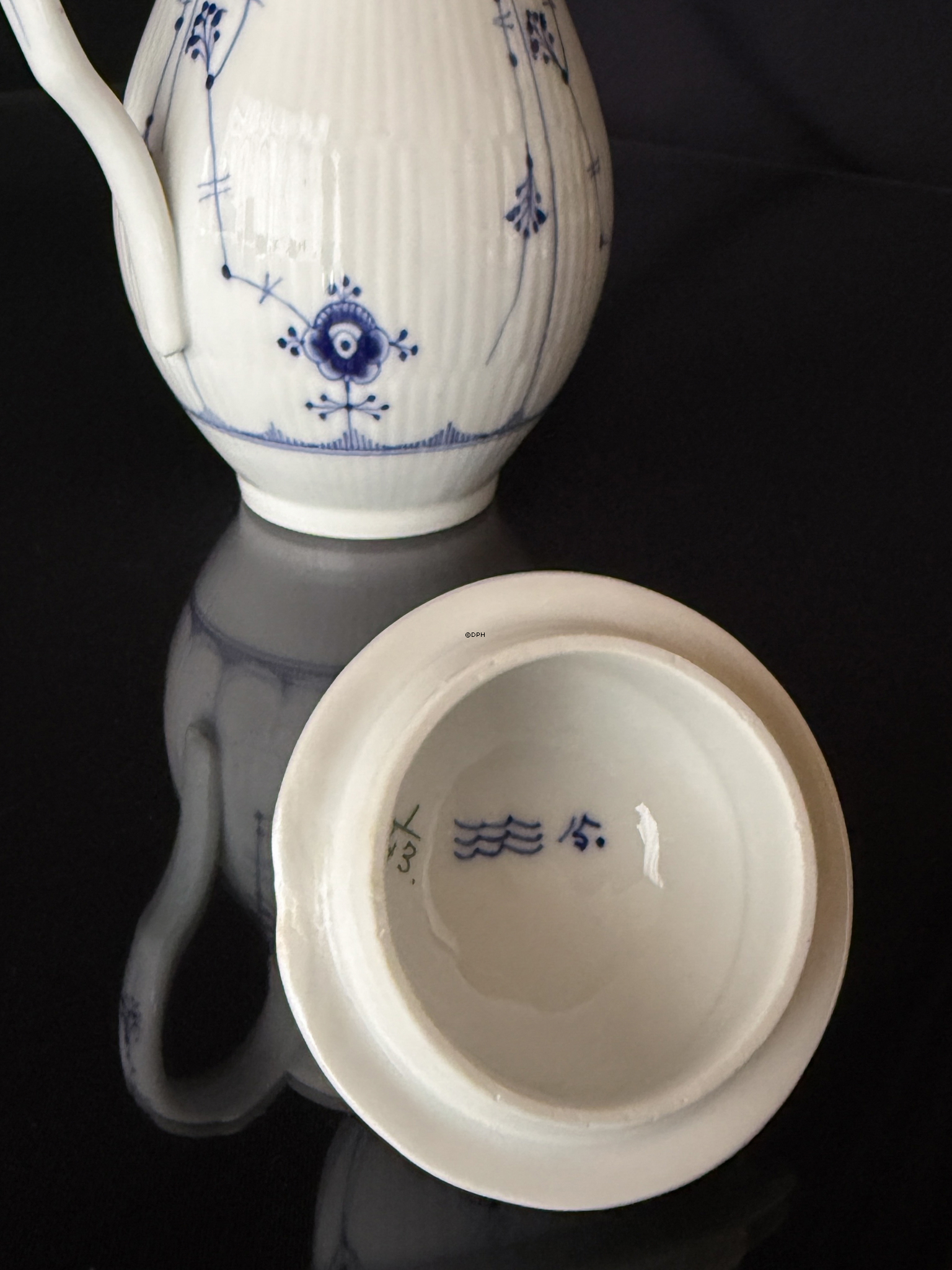 Royal Copenhagen Blue Fluted Plain jug no. 1/43, very rare, with a grinding mark on the lid