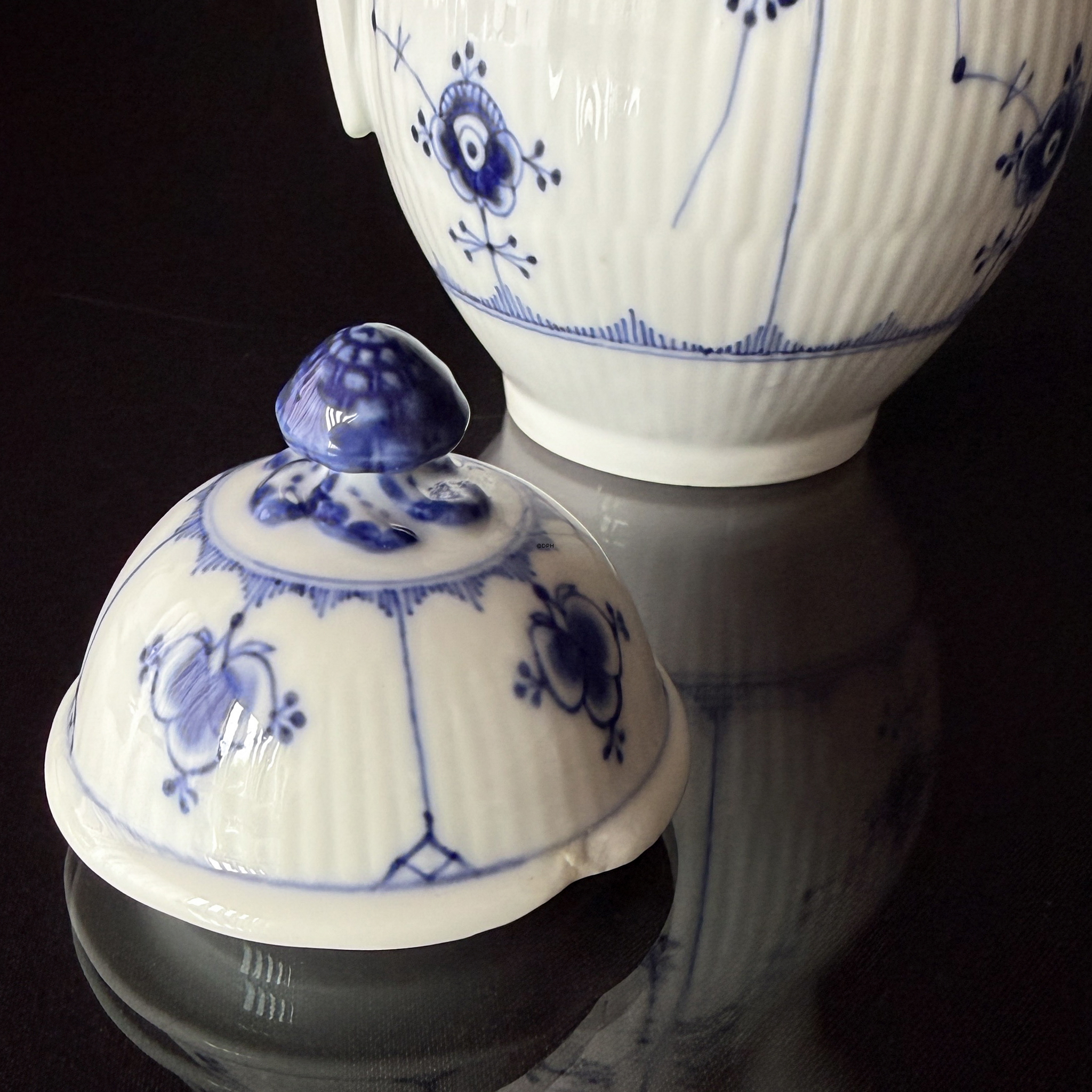 Royal Copenhagen Blue Fluted Plain jug no. 1/43, very rare, with a grinding mark on the lid