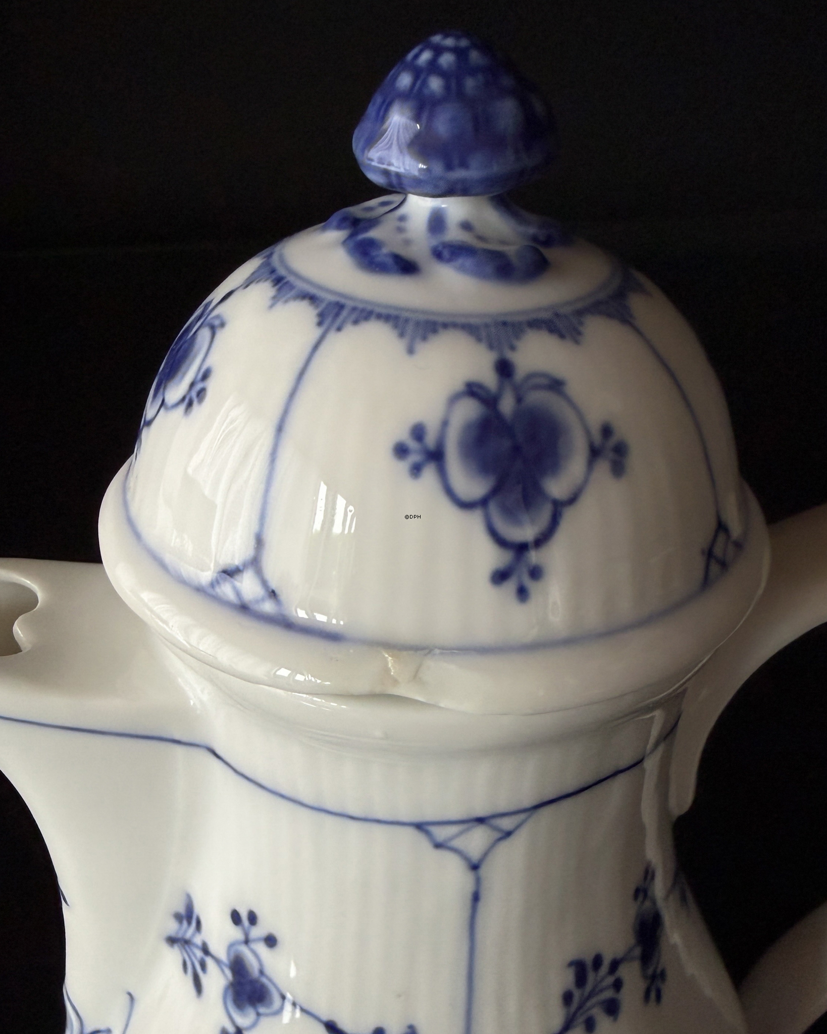 Royal Copenhagen Blue Fluted Plain jug no. 1/43, very rare, with a grinding mark on the lid