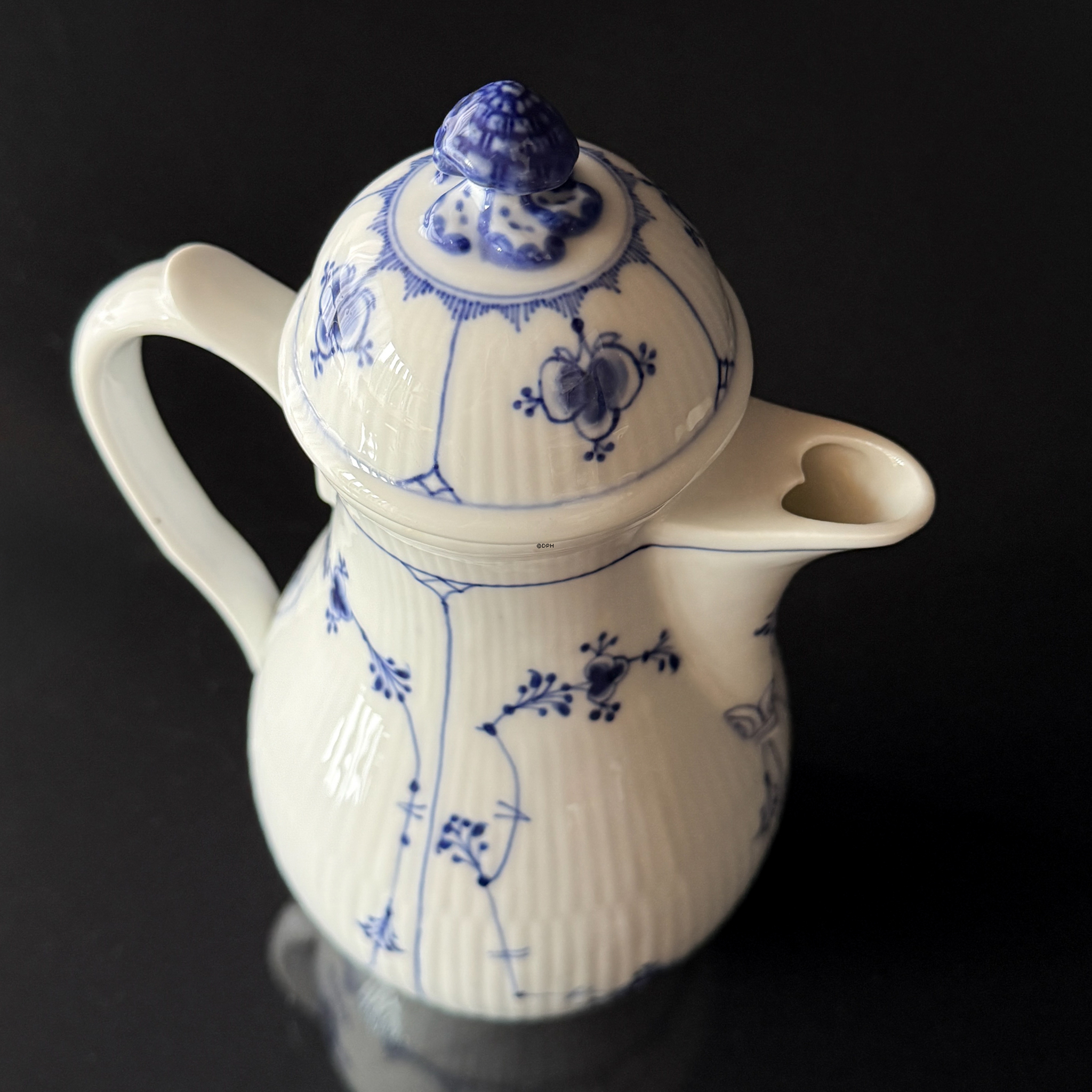 Royal Copenhagen Blue Fluted Plain jug no. 1/43, very rare, with a grinding mark on the lid