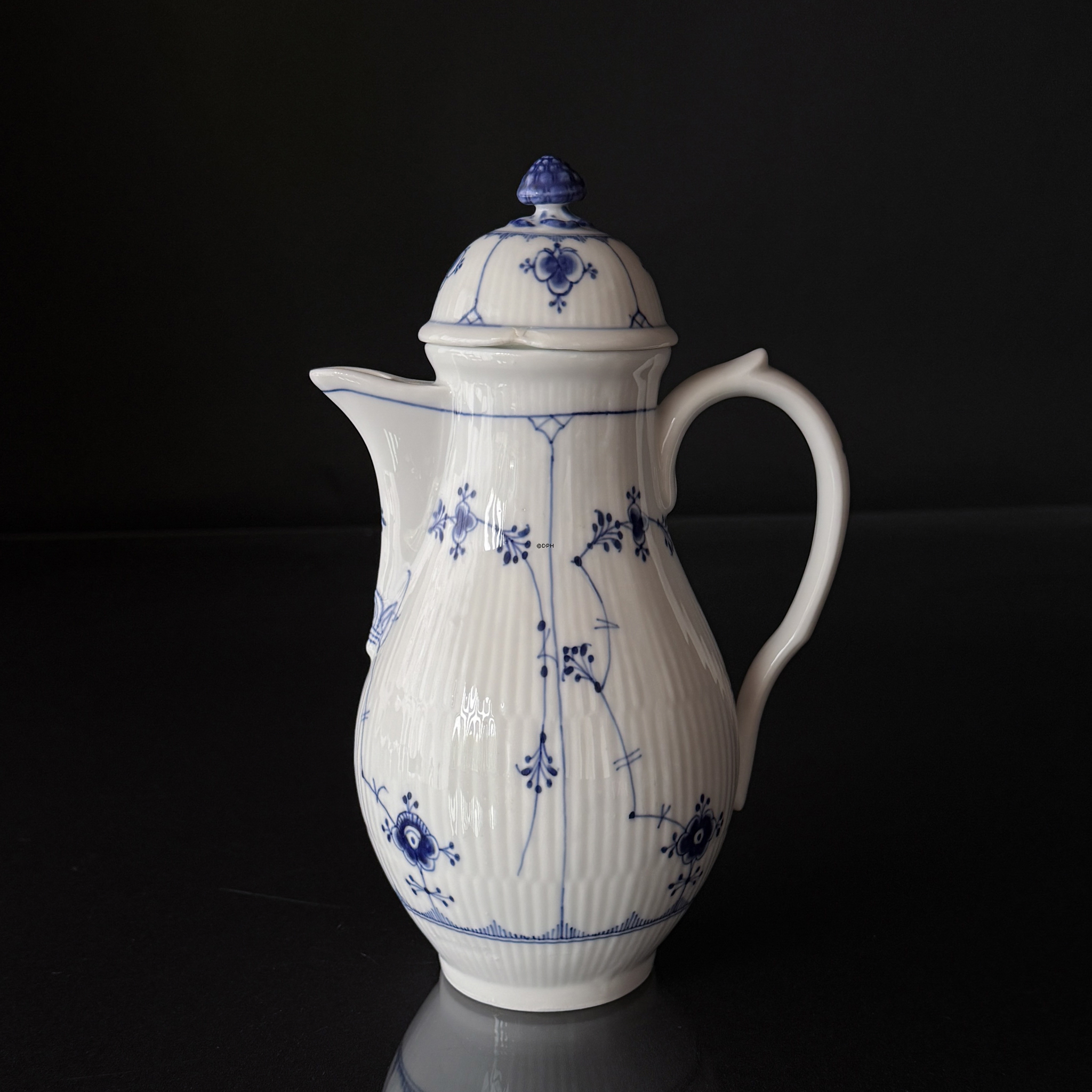Royal Copenhagen Blue Fluted Plain jug no. 1/43, very rare, with a grinding mark on the lid