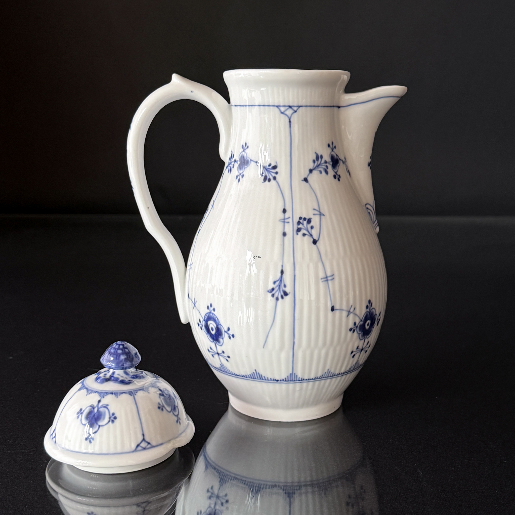 Royal Copenhagen Blue Fluted Plain jug no. 1/43, very rare, with a grinding mark on the lid