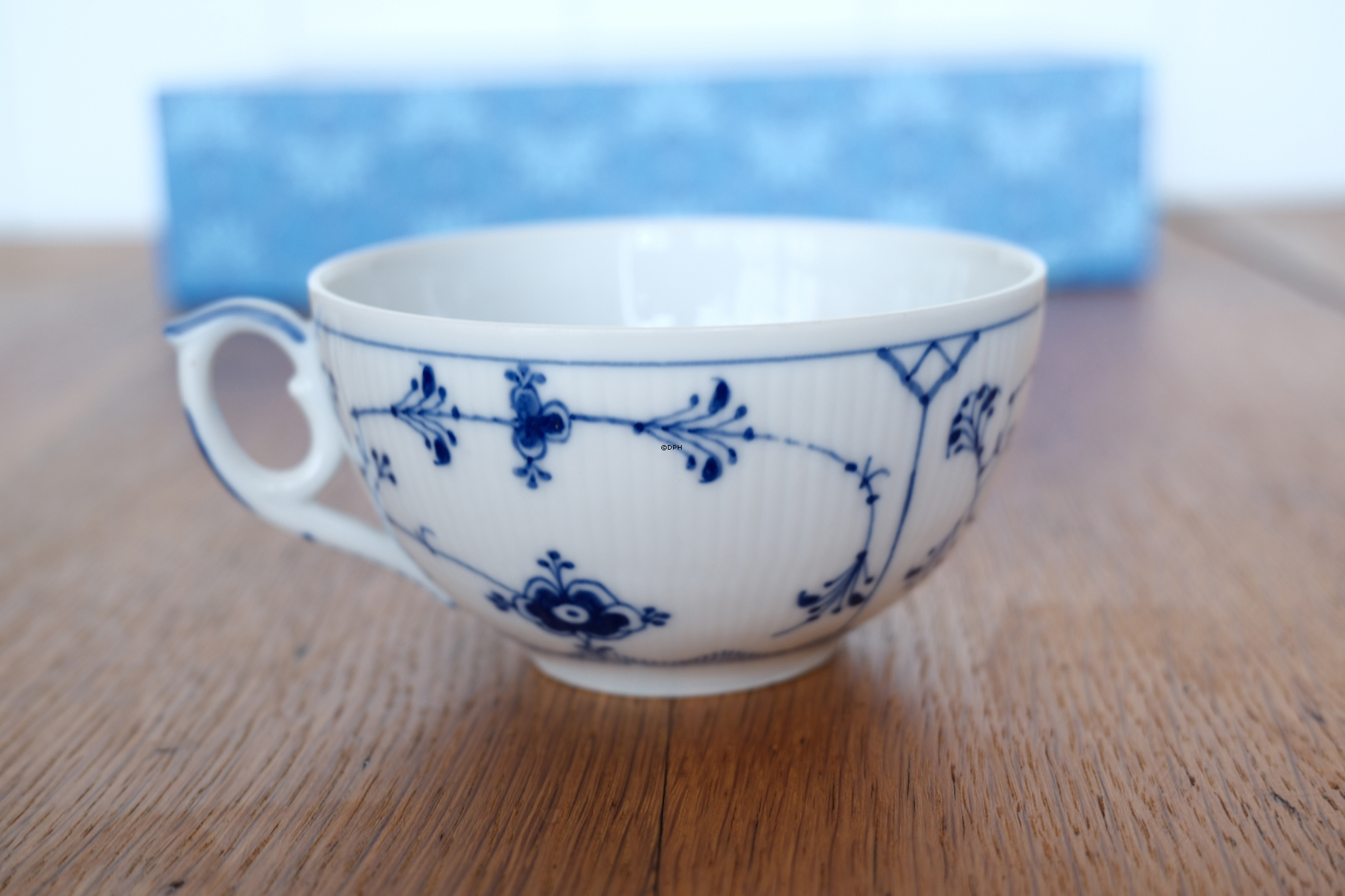 Blue Fluted, Plain, Large Breakfast Cup no. 1/75, Royal Copenhagen (cup Ø11cm)