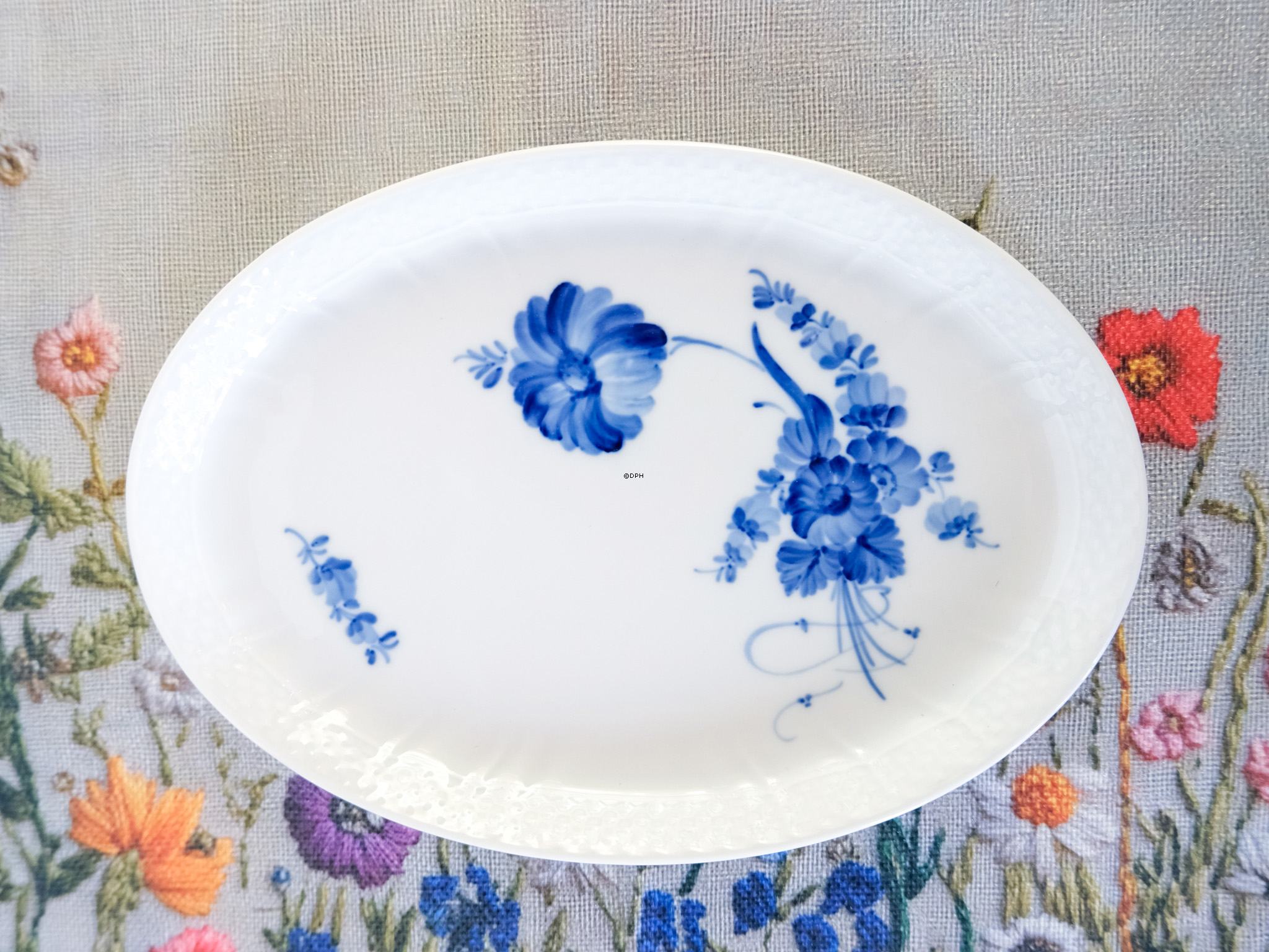 Blue Flover, Curved, Tray no. 10/1863, Royal Copenhagen