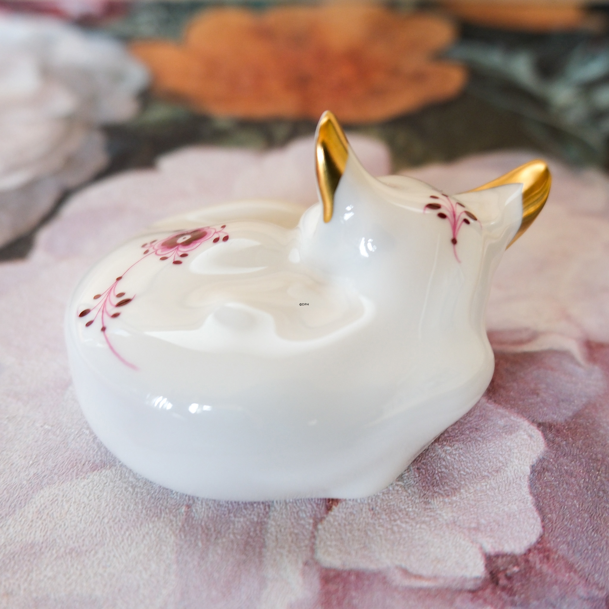 Musselmalet Purpur with gold, cat figurine, Royal Copenhagen no. 178