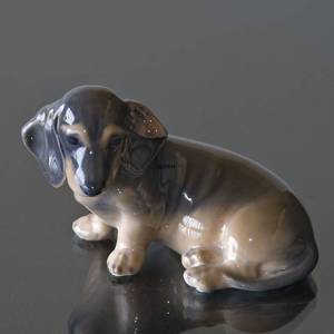 Dachshund sitting on its side, Royal Copenhagen hunde figurine no. 3140 | No. 1020140 | Alt. R3140 | DPH Trading