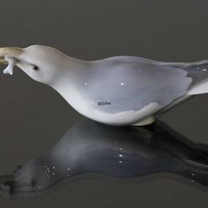 Seagull with Fish, Bing & Grondahl bird figurine no. 1808 | No. 1020428 | Alt. b1808 | DPH Trading