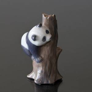 Panda climbing a tree, Royal Copenhagen figurine | No. 1020664 | Alt. 1020664 | DPH Trading