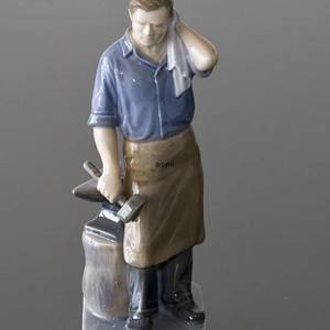 Blacksmith a hard days work, Royal Copenhagen figurine no. 4502 | No. 1021151 | Alt. R4502 | DPH Trading