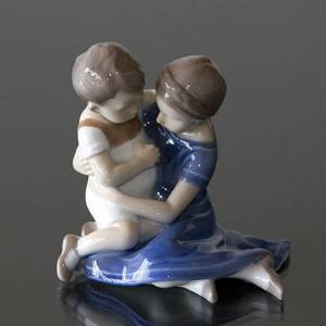 Children playing embracing, Bing & Grondahl figurine no. 1568 | No. 1021403 | Alt. b1568 | DPH Trading