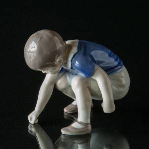 Dickie, Boy squatting picking up something, Bing & Grondahl figurine no. 1636 | No. 1021412 | Alt. B1636 | DPH Trading