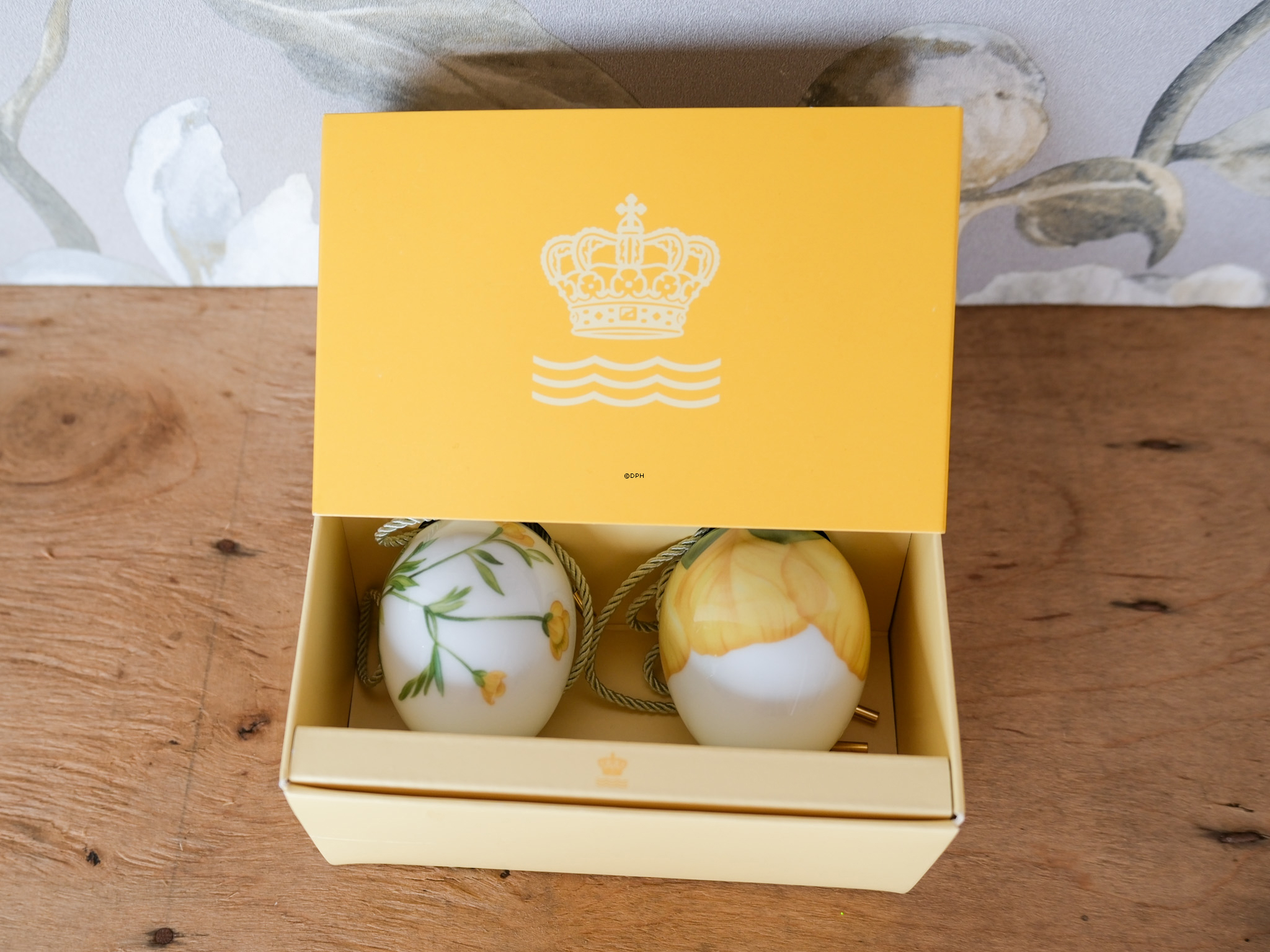 Easter egg with buttercup and buttercup leaves, 2 pcs., Royal Copenhagen Easter egg 2021Easter egg with buttercup and buttercup leaves, 2 pcs., Royal Copenhagen Easter egg 2021