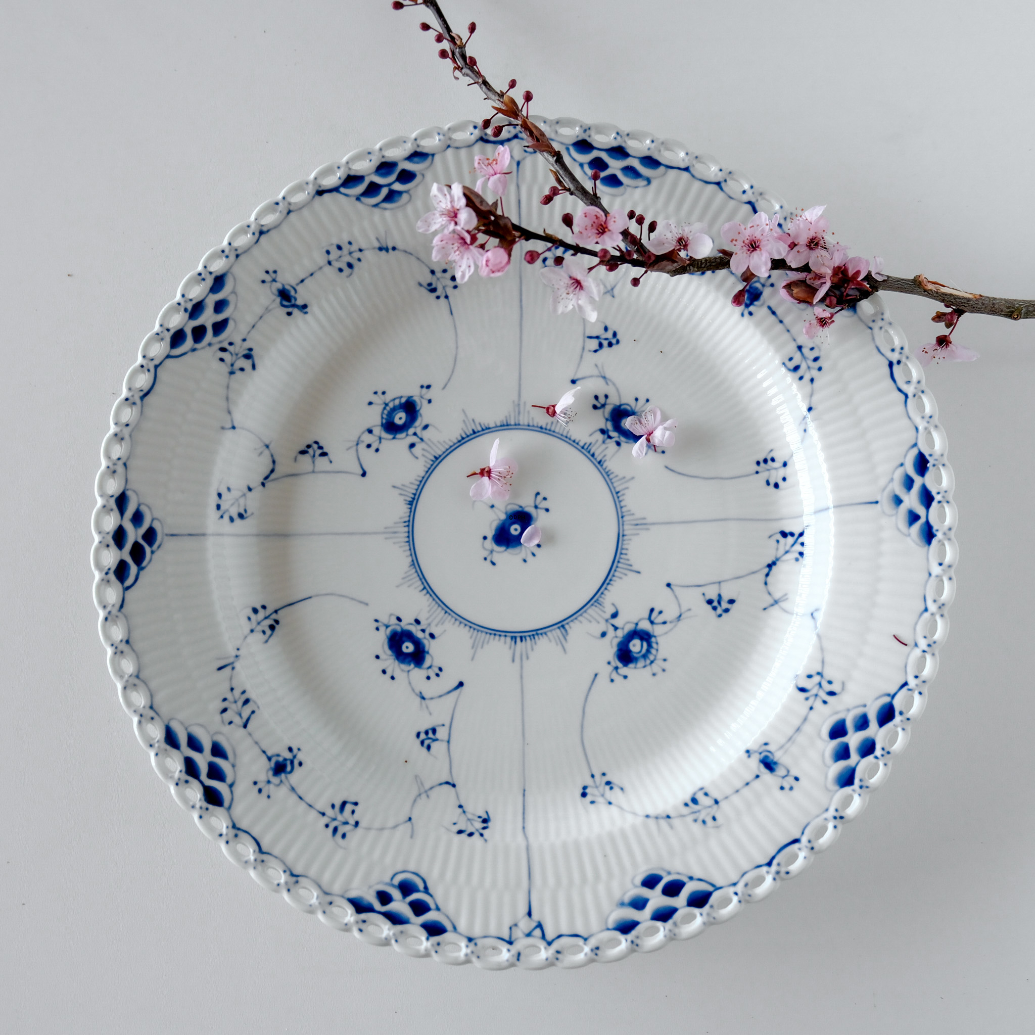 Blue Fluted, Full Lace, round Serving Dish no. 1/1041 or 376, Royal Copenhagen 34cm